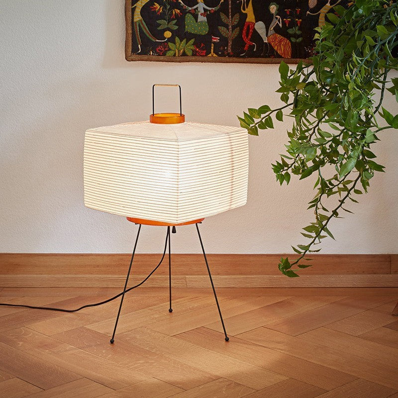 Gulvlampe i rispapir med trefot - japansk wabi-sabi-design
