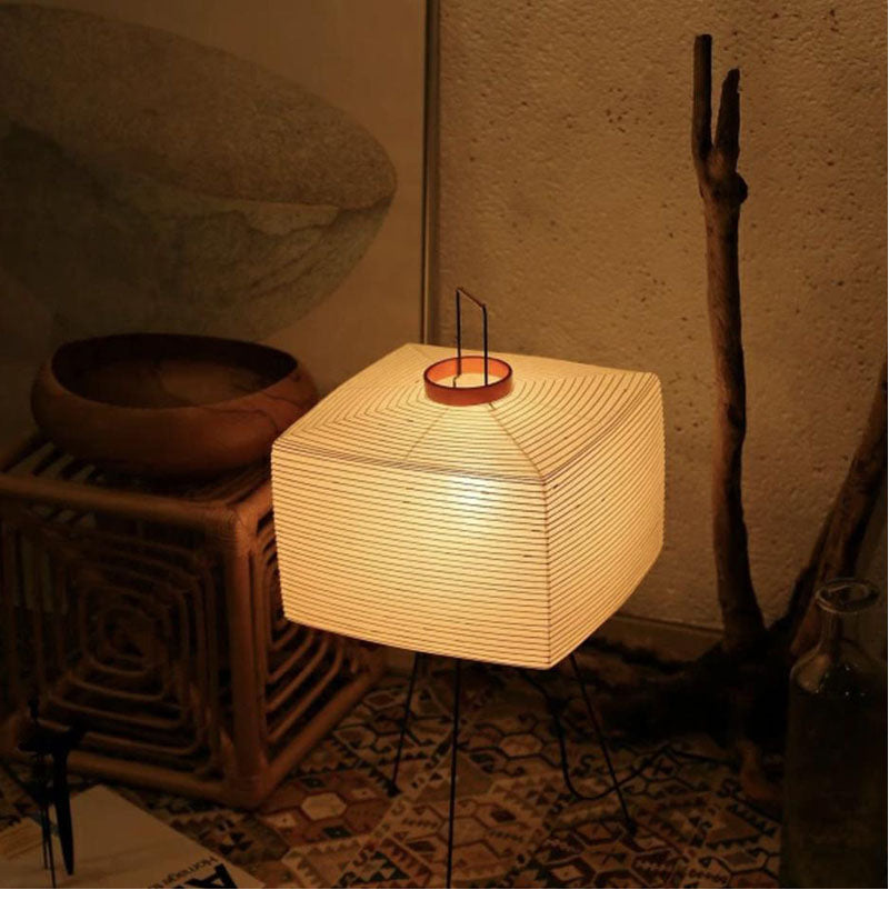 Gulvlampe i rispapir med trefot - japansk wabi-sabi-design