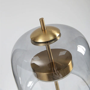 Sengelampe med glasskjerm i moderne gullfarget design
