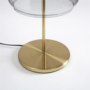 Sengelampe med glasskjerm i moderne gullfarget design