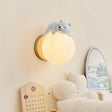 Vegglampe med bjørnemotiv og mykt lys til barnerommet