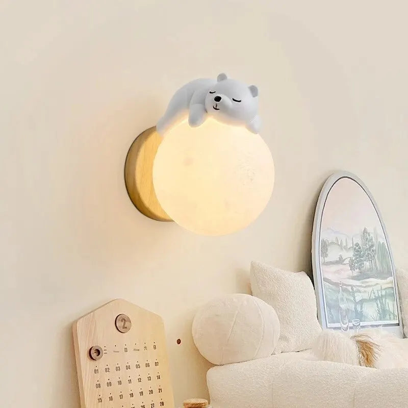 Vegglampe med bjørnemotiv og mykt lys til barnerommet