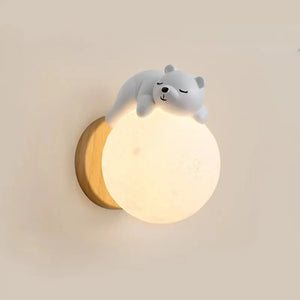 Vegglampe med bjørnemotiv og mykt lys til barnerommet