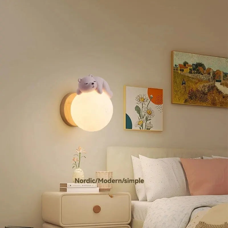 Vegglampe med bjørnemotiv og mykt lys til barnerommet