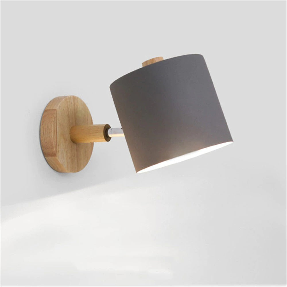 Vegglampe i tre med berøringssensor i skandinavisk stil