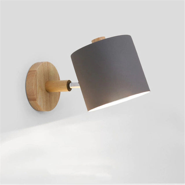 Vegglampe i tre med berøringssensor i skandinavisk stil