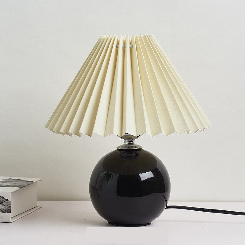 Sengelampe i keramikk - vintagedesign med tekstilskjerm
