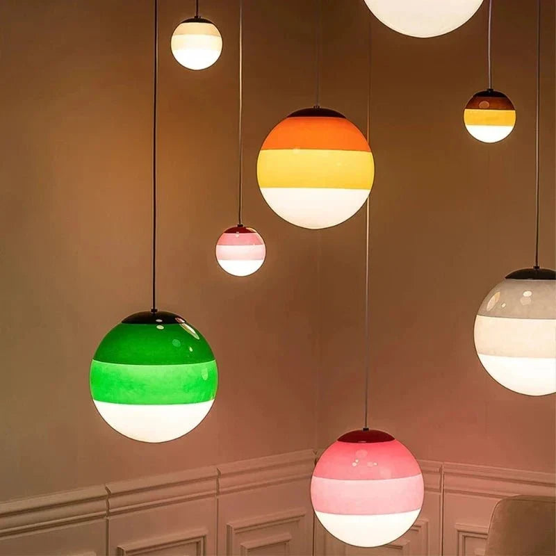 Pendellampe i tonet glass med ombréeffekt