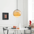 Pendellampe med glasskule - moderne og minimalistisk