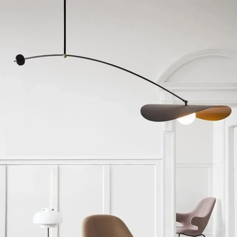 Pendellampe i matt svart metall med 135 cm lang arm