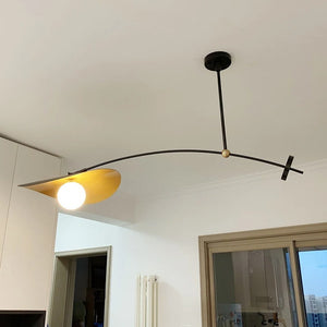 Pendellampe i matt svart metall med 135 cm lang arm