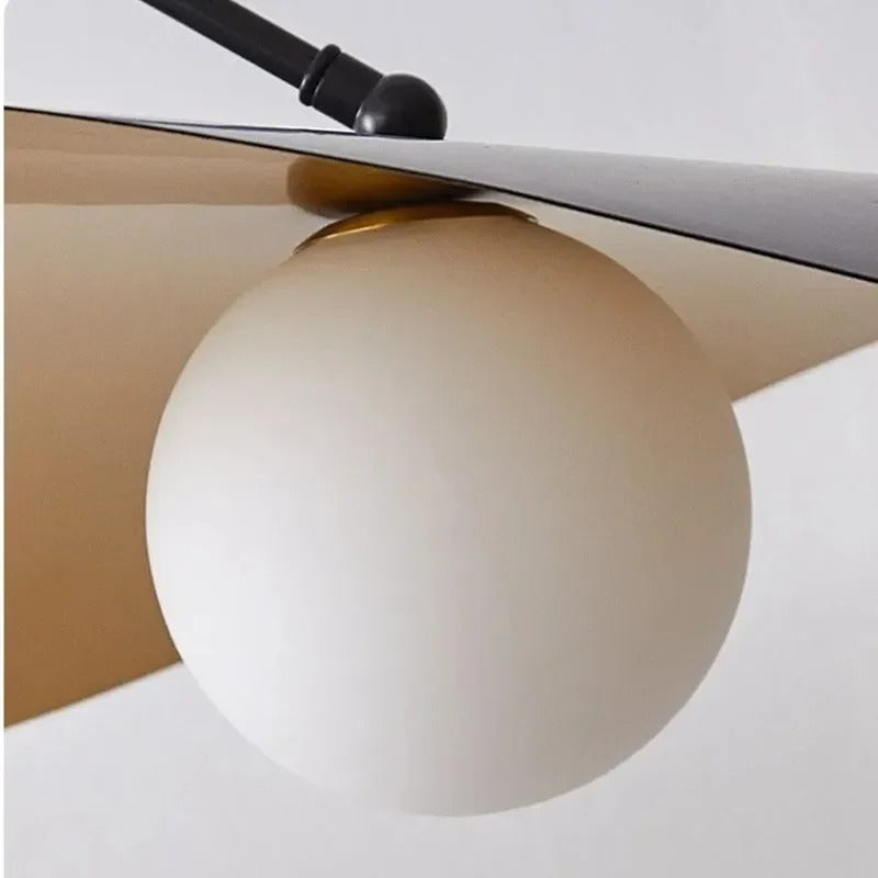 Pendellampe i matt svart metall med 135 cm lang arm