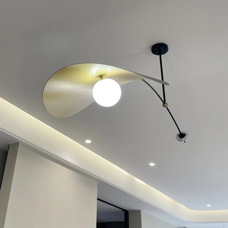 Pendellampe i matt svart metall med 135 cm lang arm