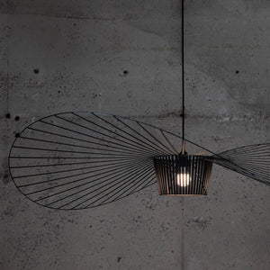 Pendellampe i aluminium med skulpturell, buet ramme