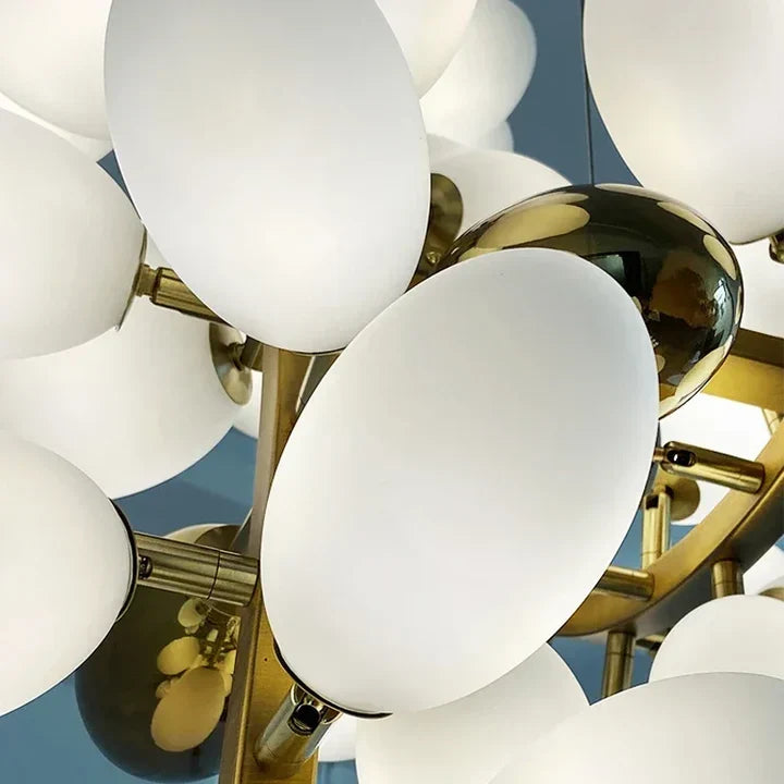 LED-lysekrone i gullfarget metall i 5 størrelser