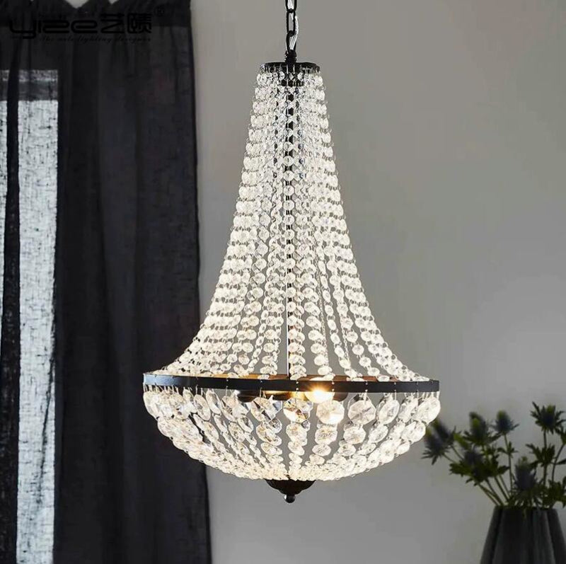 Lysekrone i krystall med elegant, stram form