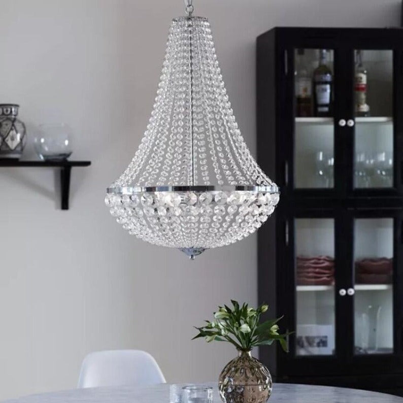 Lysekrone i krystall med elegant, stram form