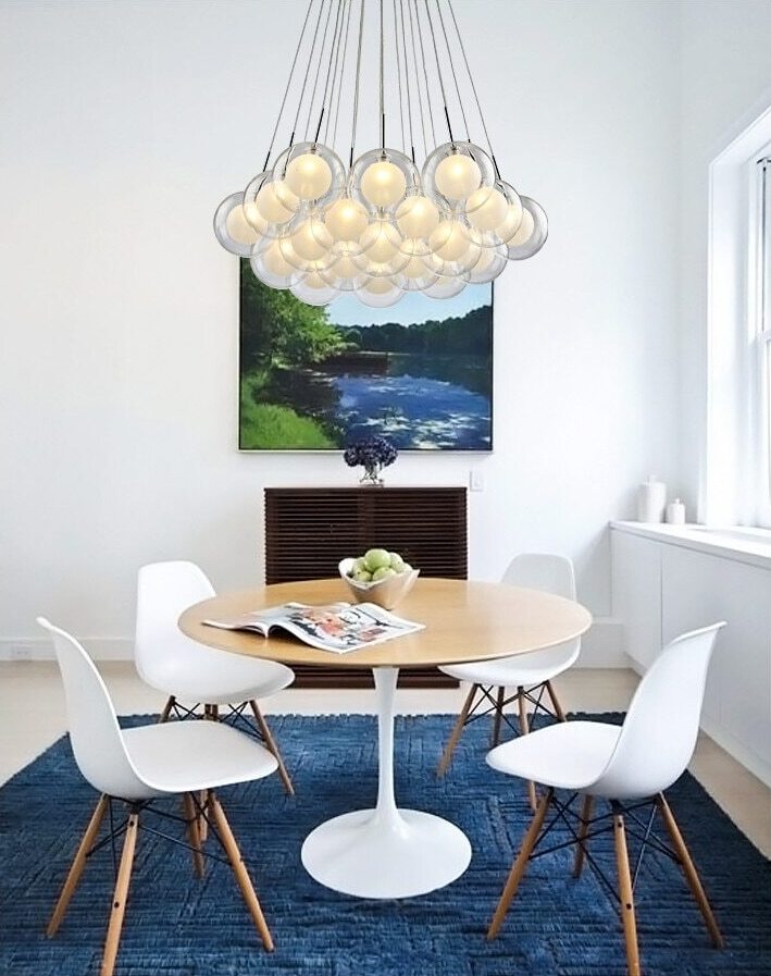 Lysekrone med LED, nordisk design og lyspunkter i ulike høyder