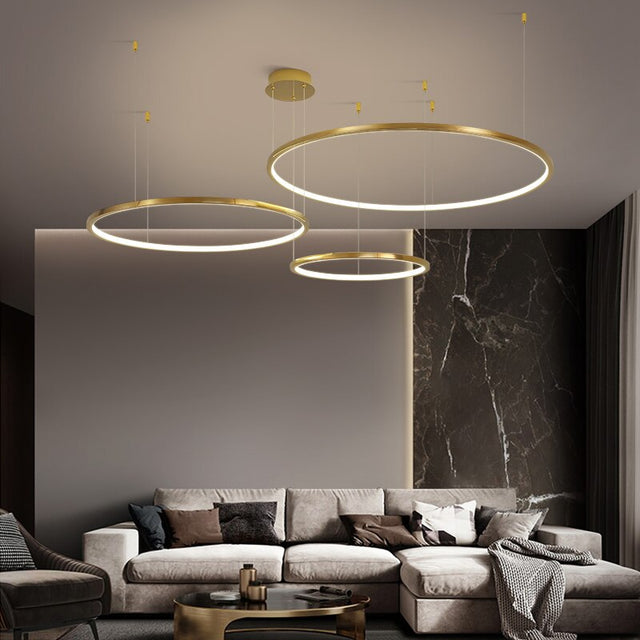 Lysekrone med LED og minimalistiske ringer i børstet gull