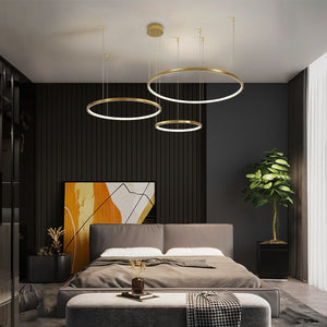 Lysekrone med LED og minimalistiske ringer i børstet gull