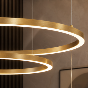 Lysekrone med LED og minimalistiske ringer i børstet gull