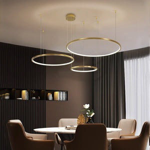 Lysekrone med LED og minimalistiske ringer i børstet gull