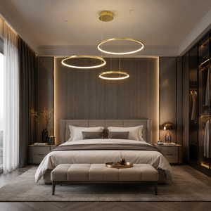 Lysekrone med LED og minimalistiske ringer i børstet gull