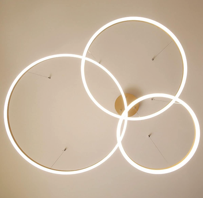Lysekrone med LED og minimalistiske ringer i børstet gull