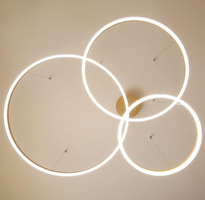 Lysekrone med LED og minimalistiske ringer i børstet gull