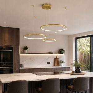 Lysekrone med LED og minimalistiske ringer i børstet gull