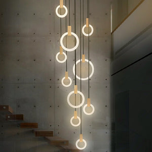 Lysekrone med LED-ringer i piletre og akryl for trapperom