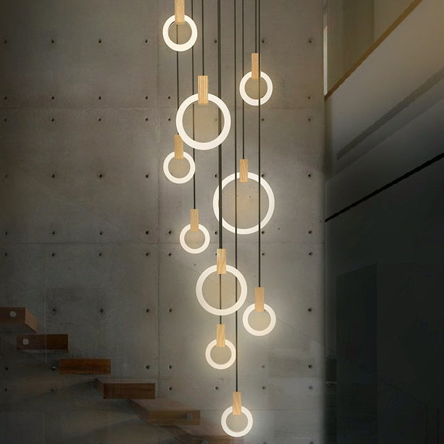 Lysekrone med LED-ringer i piletre og akryl for trapperom