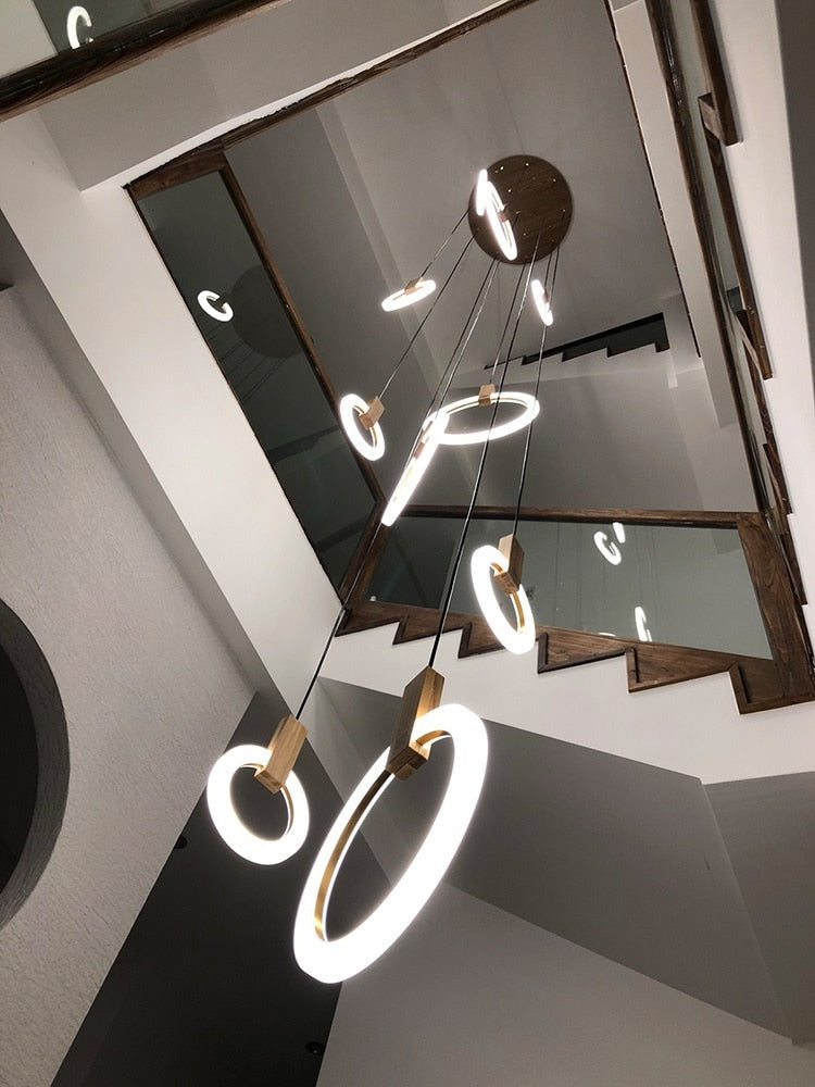 Lysekrone med LED-ringer i piletre og akryl for trapperom