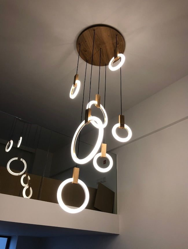 Lysekrone med LED-ringer i piletre og akryl for trapperom