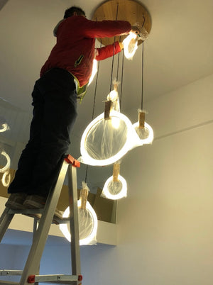 Lysekrone med LED-ringer i piletre og akryl for trapperom