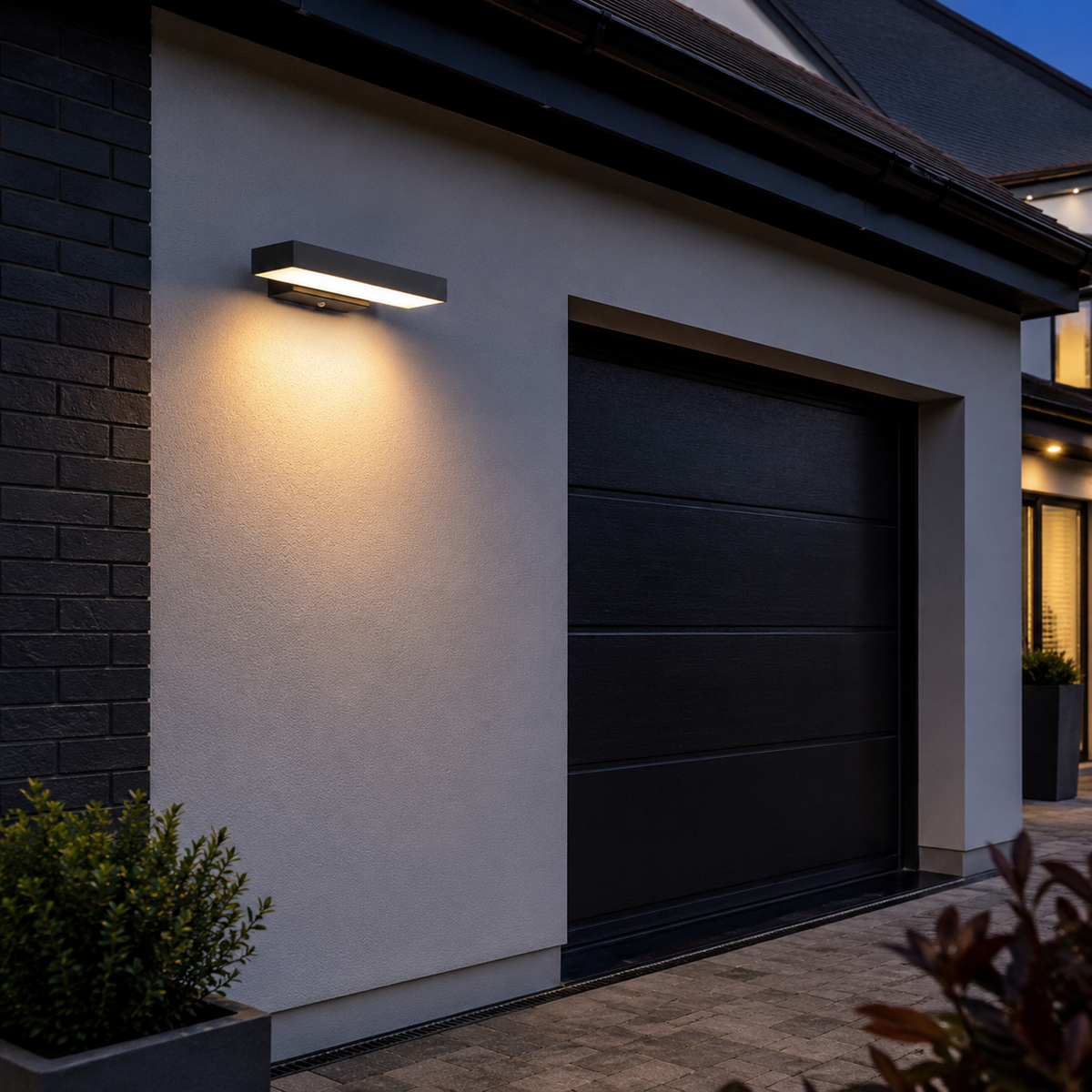 Utendørs vegglampe med lineær LED - med eller uten bevegelsessensor