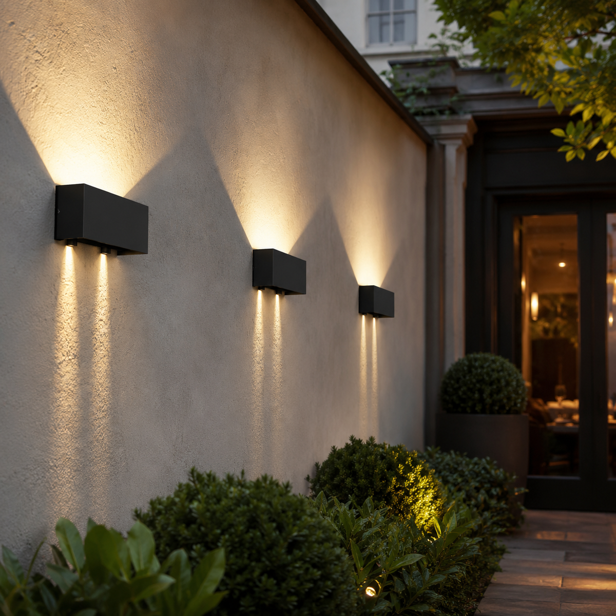 Utendørs vegglampe i aluminium med LED og opp- og nedlys IP65