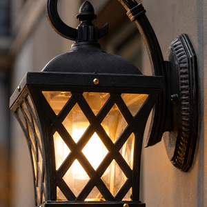 Utendørs vegglampe i svart aluminium med tradisjonell lyktform