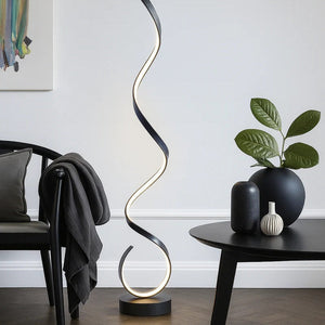 Gulvlampe med LED og skulpturell spiralform, 28 x 133 cm