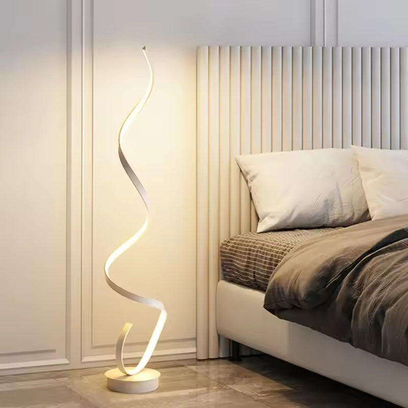 Gulvlampe med LED og skulpturell spiralform, 28 x 133 cm