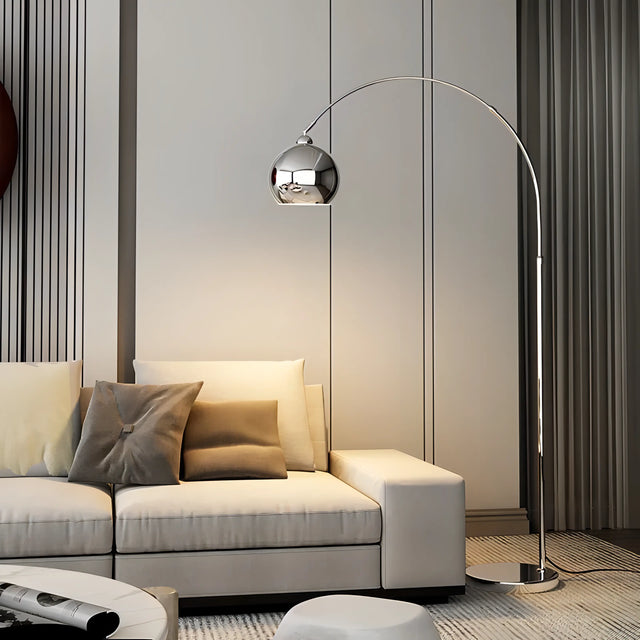 Gulvlampe med justerbar bue og skjerm i moderne design