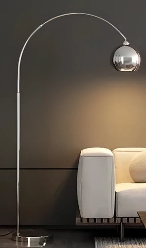 Gulvlampe med justerbar bue og skjerm i moderne design
