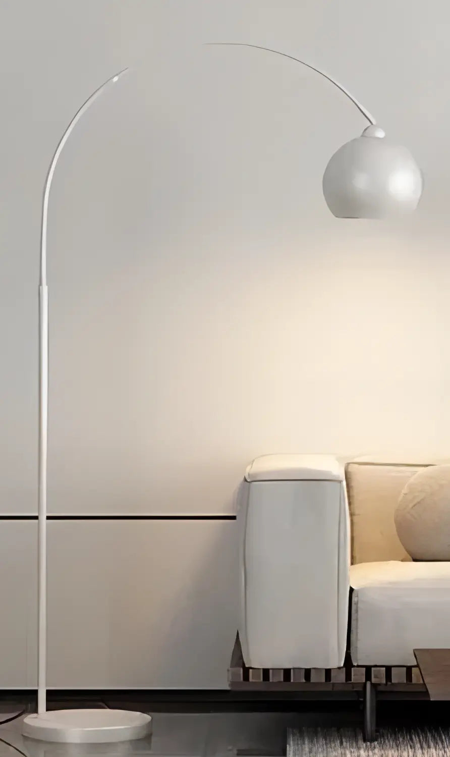 Gulvlampe med justerbar bue og skjerm i moderne design