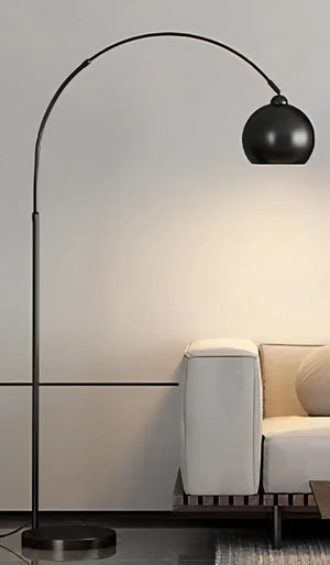 Gulvlampe med justerbar bue og skjerm i moderne design