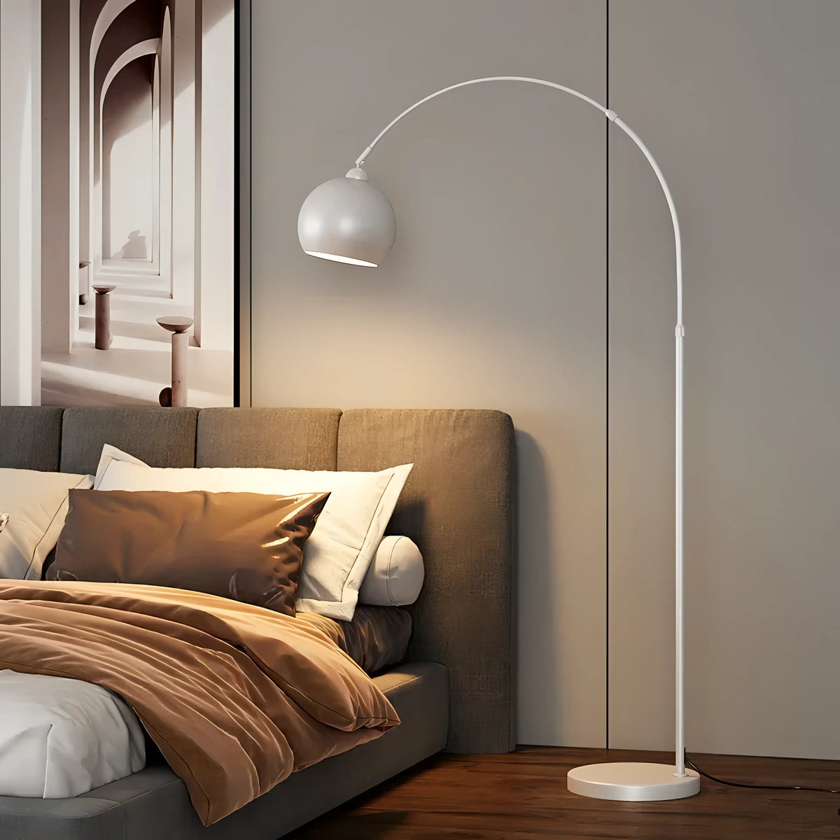 Gulvlampe med justerbar bue og skjerm i moderne design