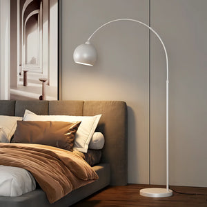 Gulvlampe med justerbar bue og skjerm i moderne design