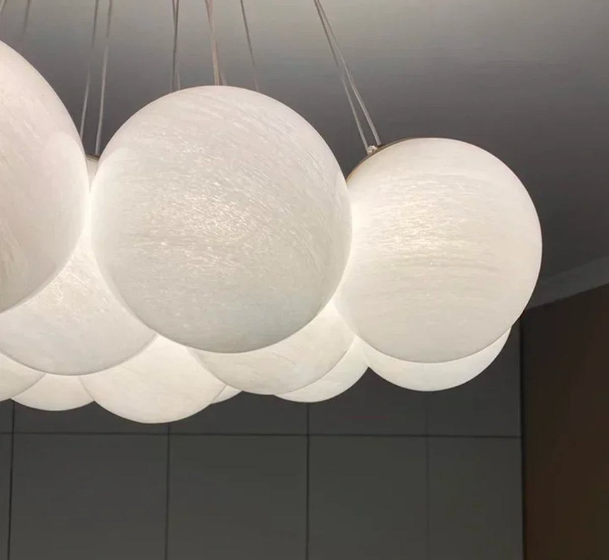 Lysekrone med glasskuler i klynge - frostet, marmorert glass