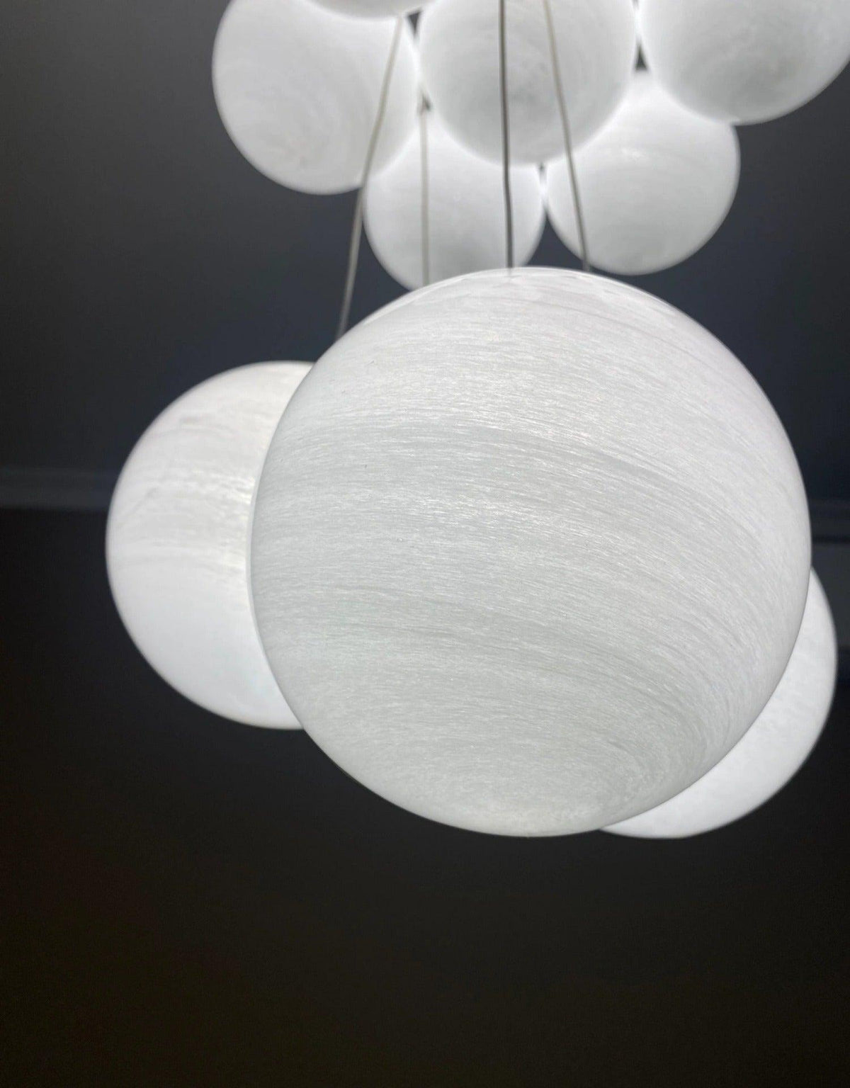 Lysekrone med glasskuler i klynge - frostet, marmorert glass