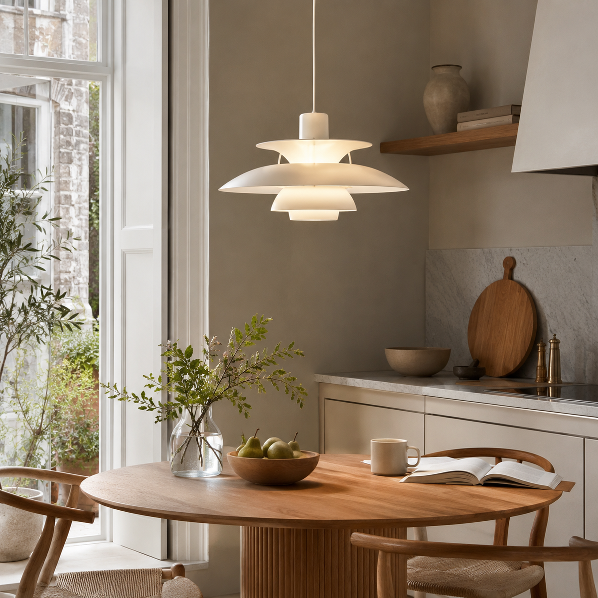 Pendellampe i aluminium med lagdelte skjermer i dansk stil