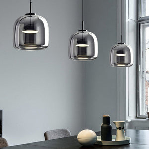 Pendellampe i retrostil med tonet glass og gullfarget metall